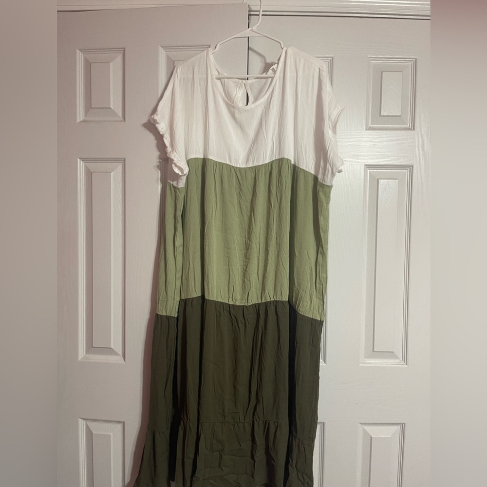 Dress size 3x I’m 5’5” and it hits mid calf never worn except to try on